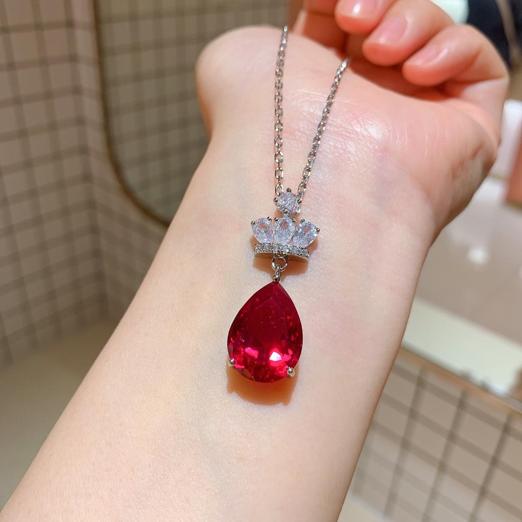 Ювелирный набор: серьги-пусеты с красным стеклом в форме короны 10*14, колье 13*18