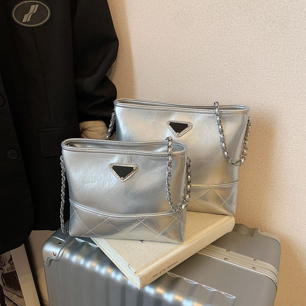 Простые и высококлассные женские сумки, сумки через плечо, нишевые цепочки, сумки-пельмени, вместительные, модные и универсальные женские сумки через плечо.