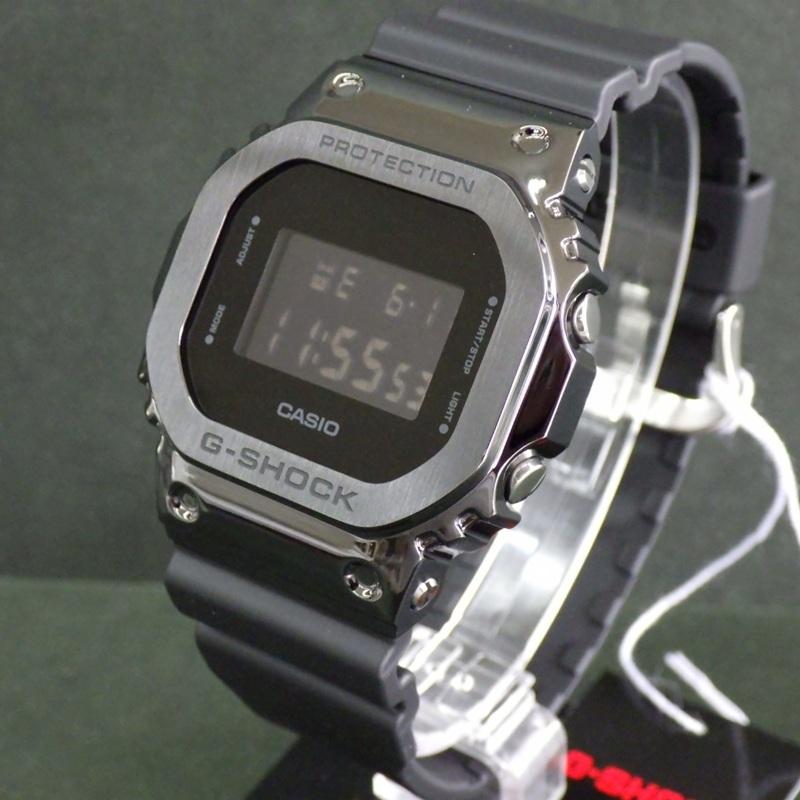 Casio Металлическая Покрытая Черная Цифровая Водонепроницаемая до 20 АТМ Ударопрочная Часы Специальные G-SHOCK GM-5600UB-1JF Мужские
