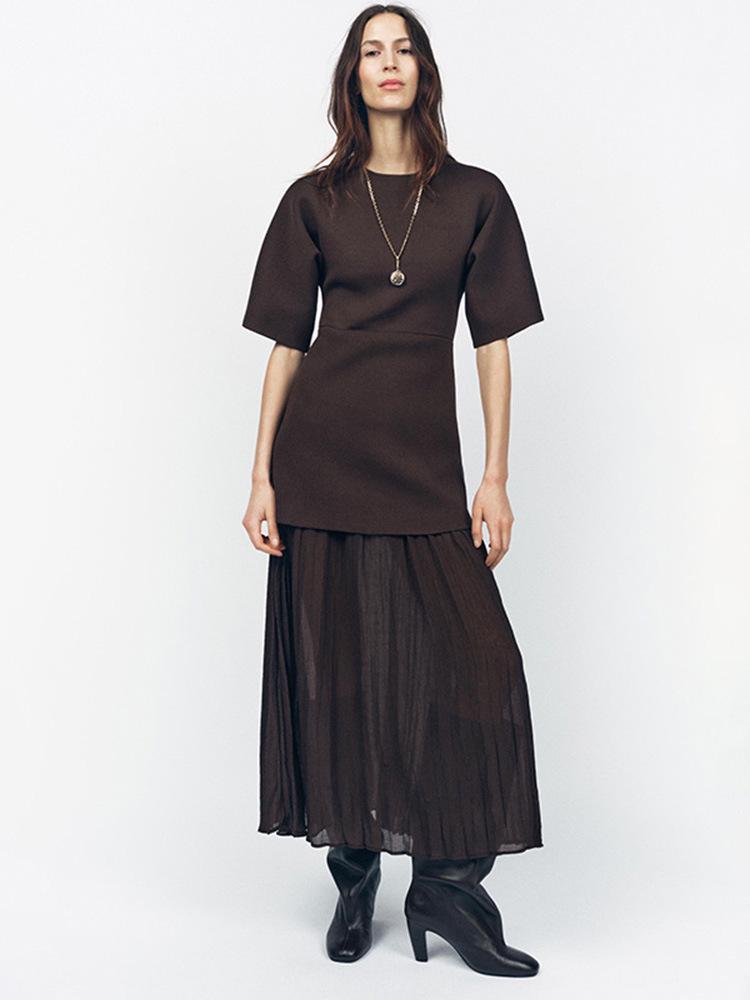 В наличии: Элегантное коричневое лоскутное платье с драпировкой, короткими рукавами и поясом для весны/лета 2025