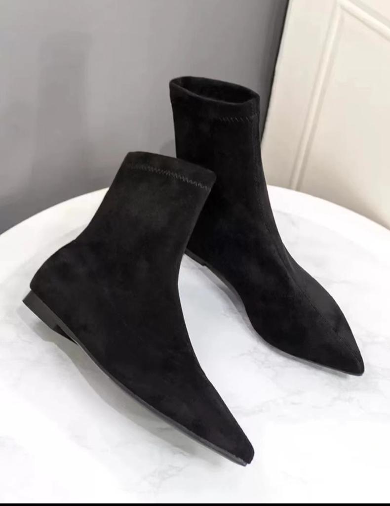 Мода 2024 Женские Классические Черные Ботильоны из Флока Обувь Острый Носок Низкий Каблук Большой Размер 42 Короткие Ботинки Женские Удобные Туфли