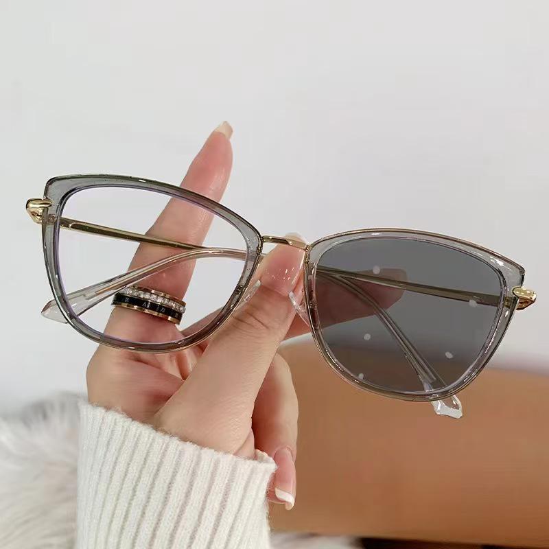 Trendy Women's Light-Changing Transparent Myopia Glasses with Slim Big Frame