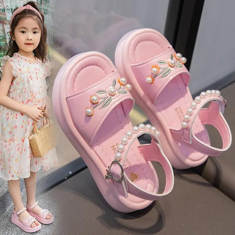 Обувь принцессы для девочек 2024 года, летние новые модные детские вышитые сандалии для отпуска, детская нескользящая пляжная обувь с жемчугом