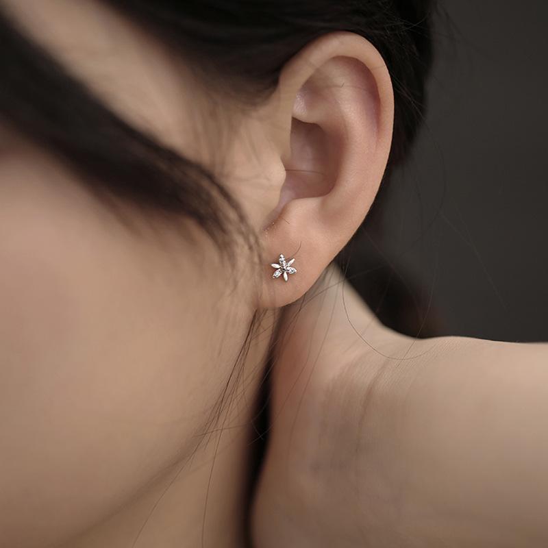 Серьги-пусеты с бриллиантовым цветком Асимметричные серьги-пусеты Женская мода Индивидуальность Мини-серьги Маленькие серьги-цветы