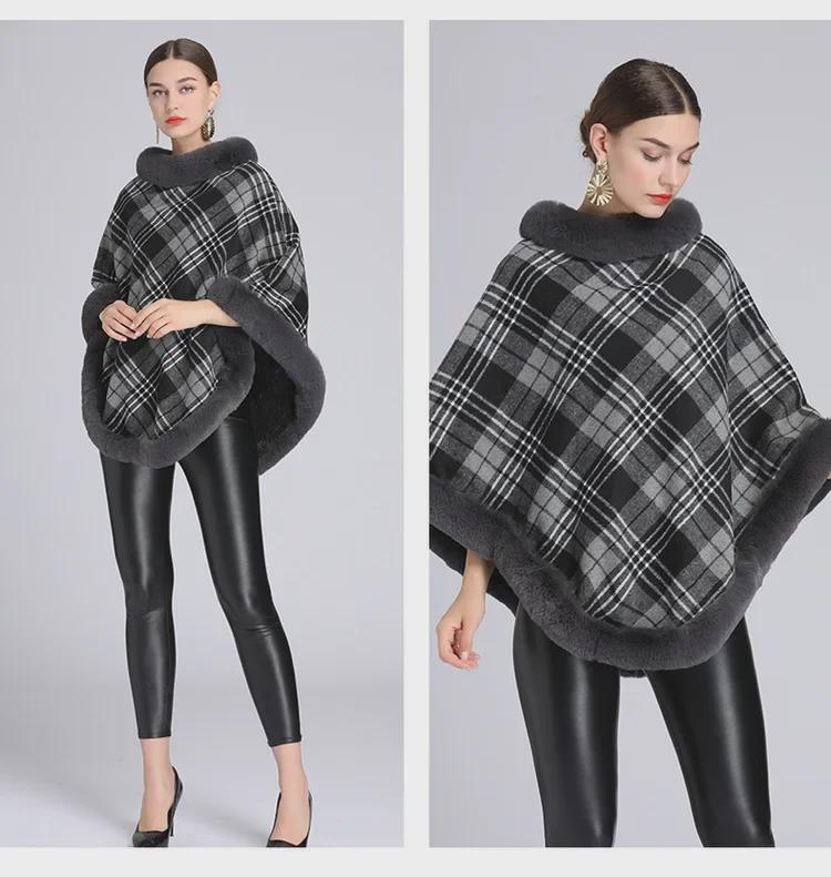 Осенне-зимняя вязаная накидка в клетку с меховым воротником