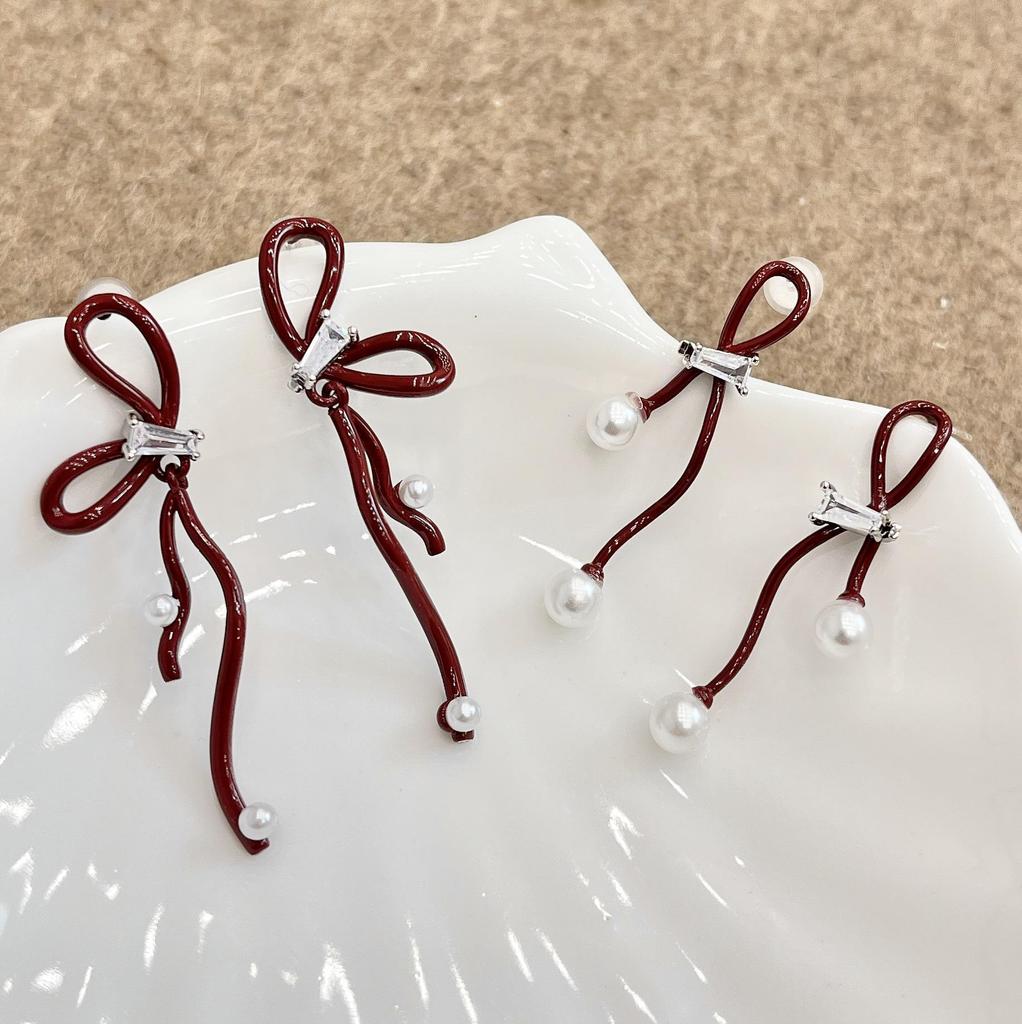 2024 Высококлассные серьги Ankola с красным бантом: Нишевый дизайн в гонконгском стиле для женщин