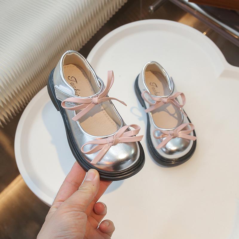 Туфли принцессы для девочек кожаные туфли 2025 новые весенне-осенние детские одинарные туфли серебристые Мэри Джейн бантик для маленькой девочки одноклассница