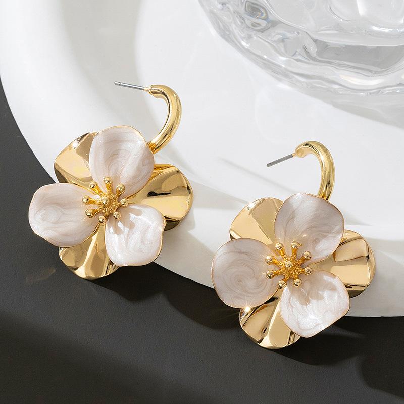 Комплект из цветочного колье и сережек