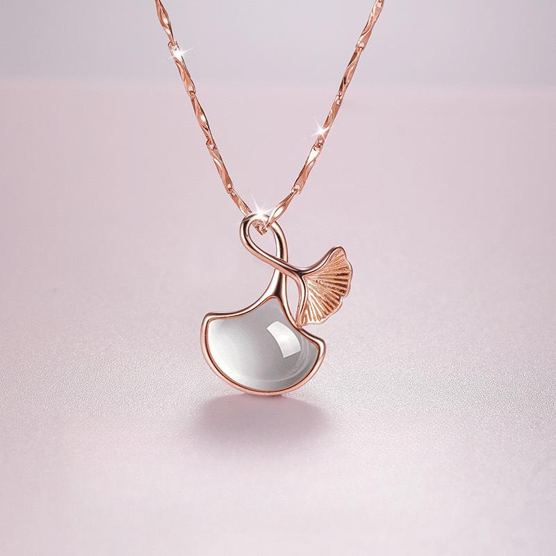 Fan-shaped Apricot Leaf Shell Necklace for Women with Light Luxury Niche Design with Diamond Plated New Style Collarbone Chain