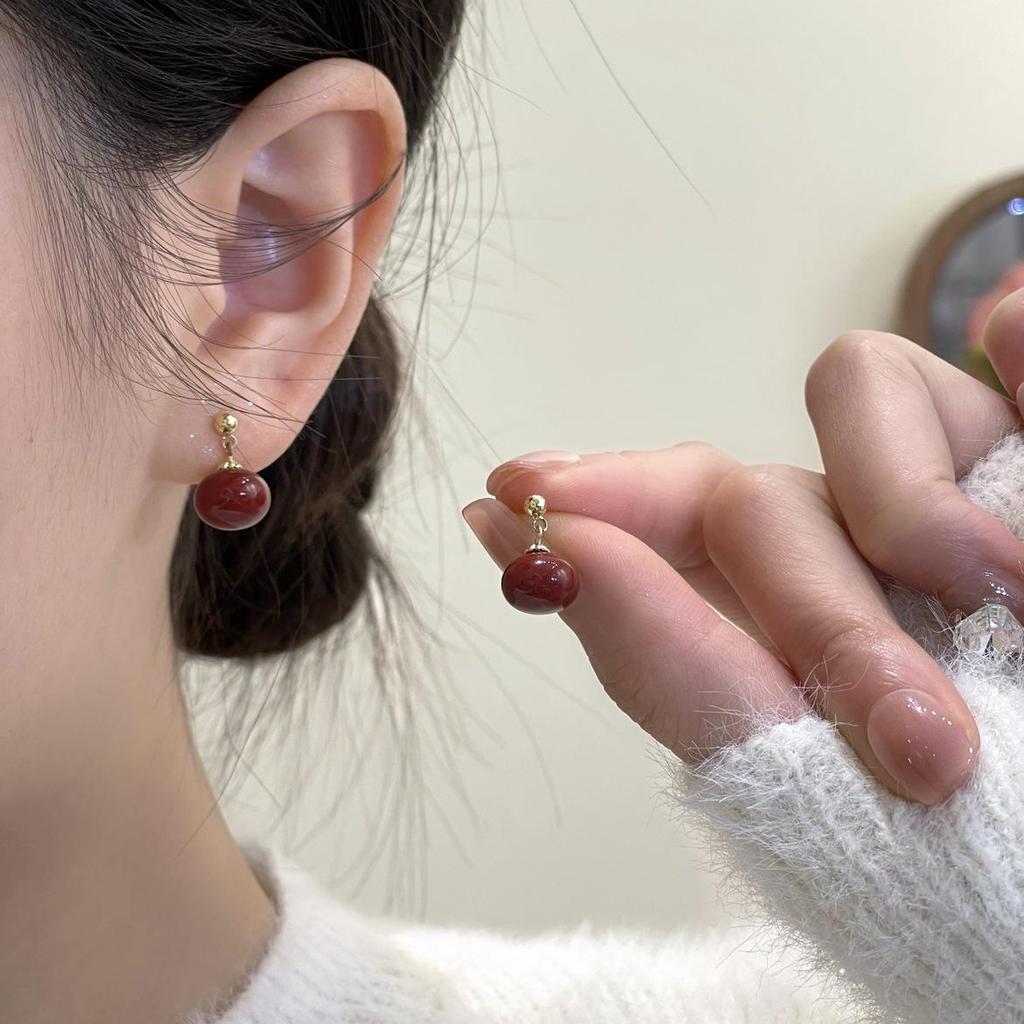 Темпераментные серьги-пусеты из серого жемчуга - Легкая роскошь, Универсальные и Ретро, Новинка сезона Осень/Зима 2023, Маленький дизайн с серебряной иглой.