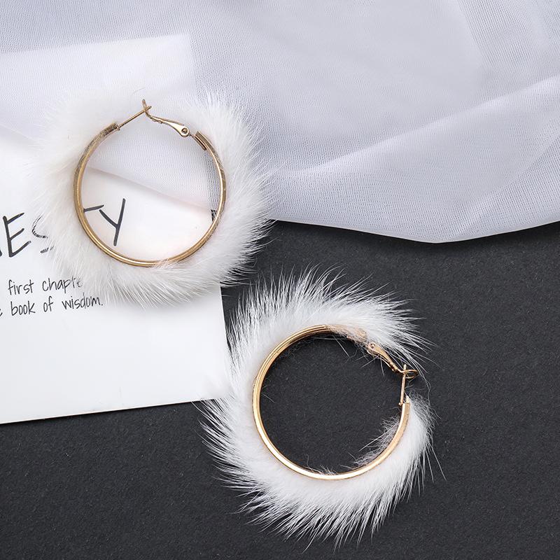 1 пара украшений Великолепный плюшевый дизайн Серьги для повседневной носки Модные золотые серьги-кольца Универсальный пушистый меховой дизайн милый многоцветный