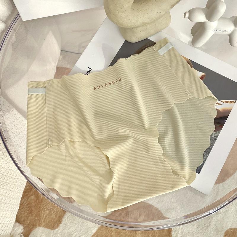 Women's Briefs Large Size Peach Butt One Piece Seamless Underwear Naked Ice Silk Breathable Comfortable Briefs