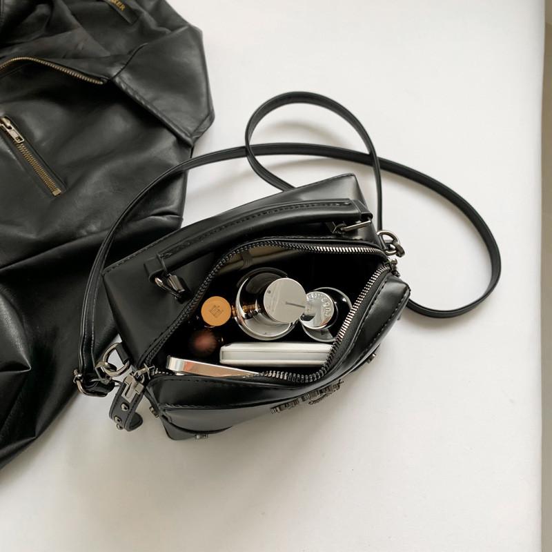 Street Style Crossbody Bag With Pu Material And Chain Stitching For Casual Wear