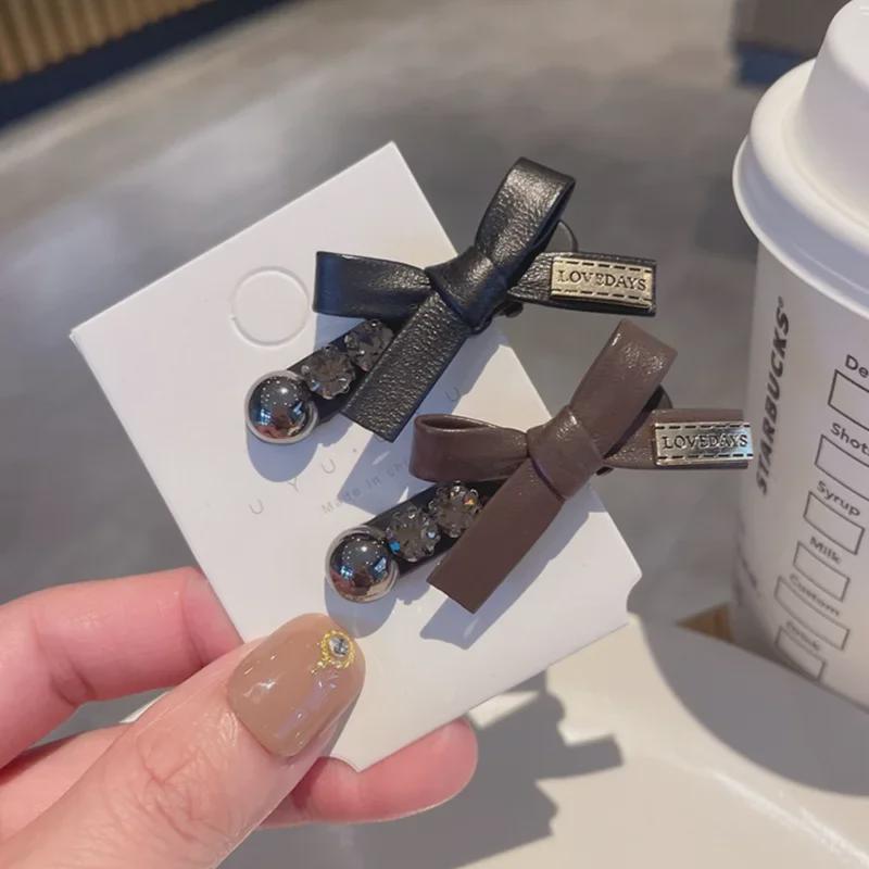 Роскошная кожаная заколка-уточка с бантом, золотой этикеткой и жемчугом