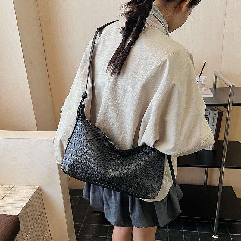 Винтажная плетеная сумка женская большой вместимости 2025 новая осенне-зимняя универсальная на плечо подмышку повседневная рабочая сумка для поездок