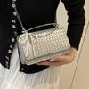 Простая маленькая сумка женская 2025 лето новый тренд мода портативная на плечо подмышку сумка простая плетеная маленькая квадратная сумка
