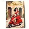 2D Плоский - Винтажная Металлическая Вывеска - La Dolce Vita | Поездка на Красном Скутере по Европейской Уличной Сцене | Железное Настенное Искусство 8x12 Дюймов с Cla