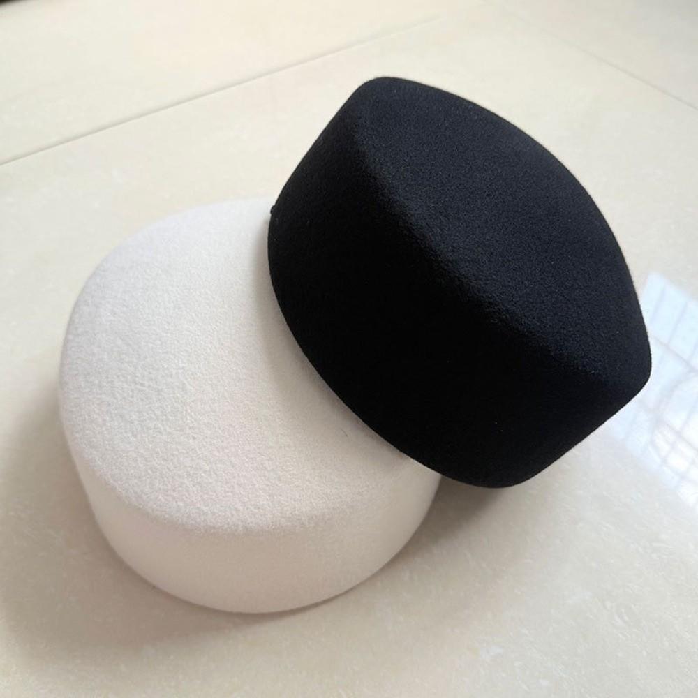 Элегантная зимняя шляпка-таблетка из 100% шерсти с дизайном с плоским верхом