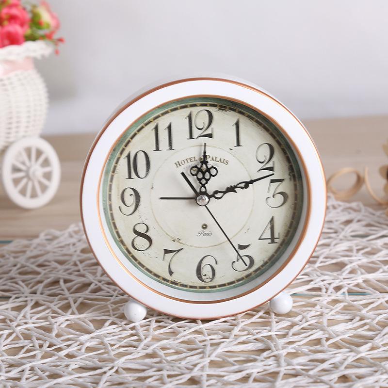 Retro Alarm Clock: European-Style Fashion & Personality Creative Silent Metal Bedside Desk Clock for Students