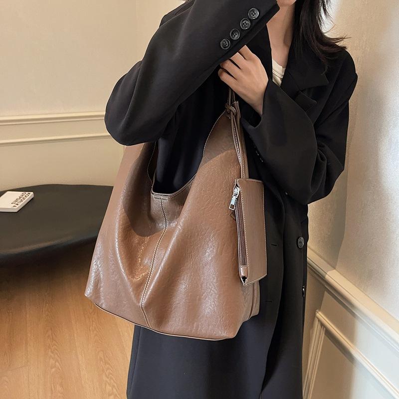 2025 новая высококачественная сумка-тоут на плечо из мягкой кожи, вместительная повседневная сумка-ведро, ленивая кроссбоди, для通勤, под мышку