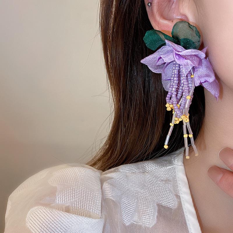 Фиолетовые серьги-пусеты в виде сердца с подтеками и цветком: Модный, Высококлассный и Свежий для Лета.