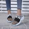 2024 Новые женские кроссовки с леопардовым принтом для ходьбы, фитнеса, на толстой платформе, увеличивающие рост, дышащие мокасины, эластичные кроссовки