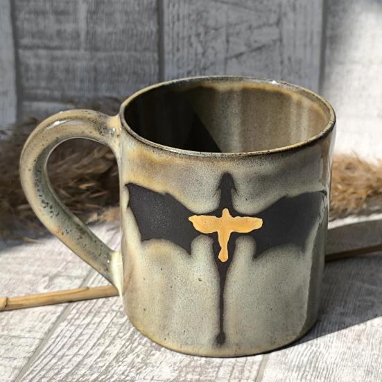 Кружка 350 мл с рисунком пылающего дракона, эргономичной ручкой и молочно-желтой глазурью