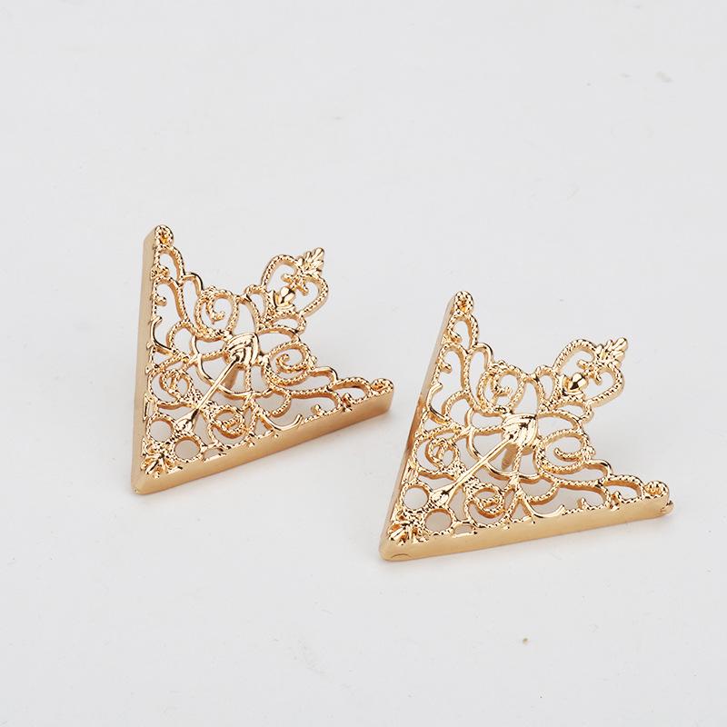 1 Pair European Vintage Luxury Collar Metal Triangle Buckle Men's Women's Suit Shirt Lapel Bronze Hollow Pins Clothing DIY Badge