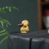 Исинская фиолетовая глина Маленькая желтая уточка Psyduck Чайный питомец Скульптура - Милое Креативное Украшение
