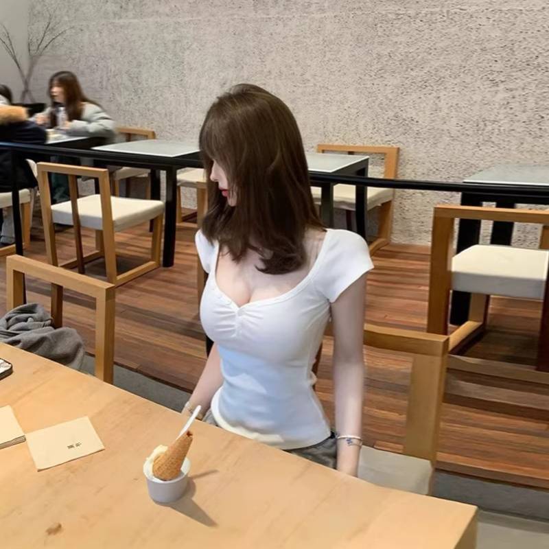 Queen White Vneck Short Sleeve T Shirt For Summer Casual Women