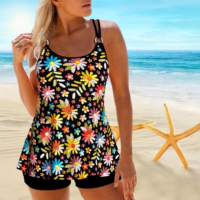 Женский купальник с бретелями и маленьким бикини с ромашками и короткой майкой.