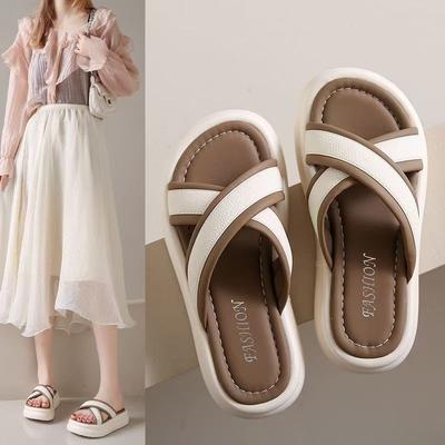 Корейская версия шлепанцев на толстой подошве для женской летней носки 2025 новые высококачественные универсальные повседневные пляжные крутые шлепанцы