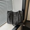 Large Capacity Bag for Women In Spring Versatile New Simple Shoulder Bag Texture Women's Chain Commuting Tote Bag