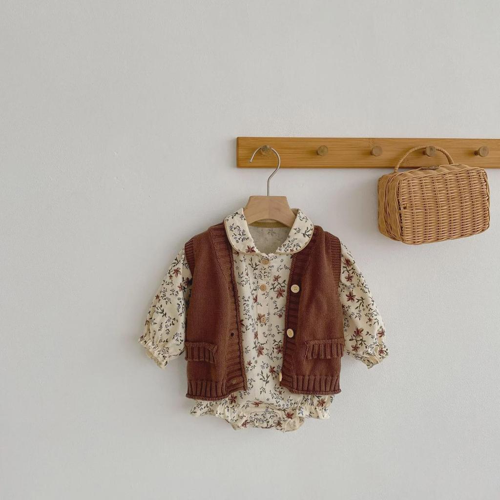 Осень 2024 г. Хлопковый комбинезон для девочек: Принтованный, с отворотом, рукава-фонарики, длинный рукав, свободный крой, треугольный дизайн для ползания.