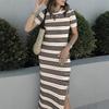Женское летнее повседневное платье средней длины с короткими рукавами и разрезами по бокам в полоску