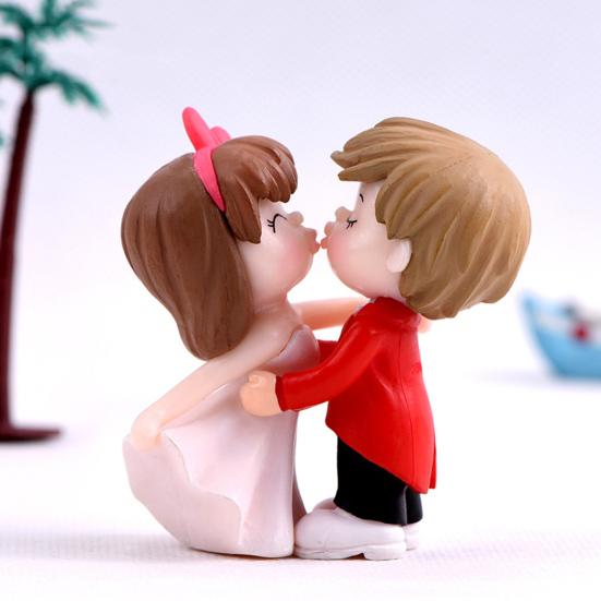 Resin Kissing Bride Groom Model Figurine Miniature Wedding Scenery Ornaments