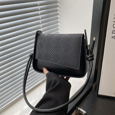 Французская повседневная однотонная 2025 новая текстура темпераментный дизайн со вставками чувство плечо кроссбоди портативная маленькая квадратная сумка женская