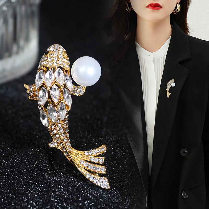 Female Fashion White Pink Crystal Pearl Fish Brooches For Women Luxury Yellow Gold Silver Color Alloy Animal Brooch Safety Pins