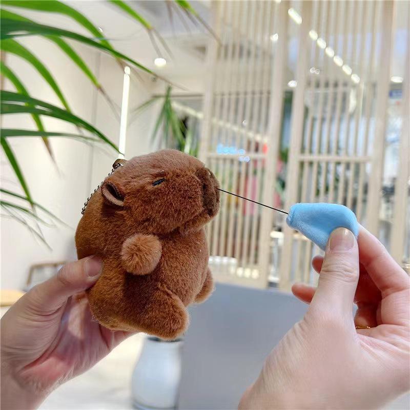 Плюшевая игрушка капибара - Милая кукла грызун в подарок с мини-подвеской