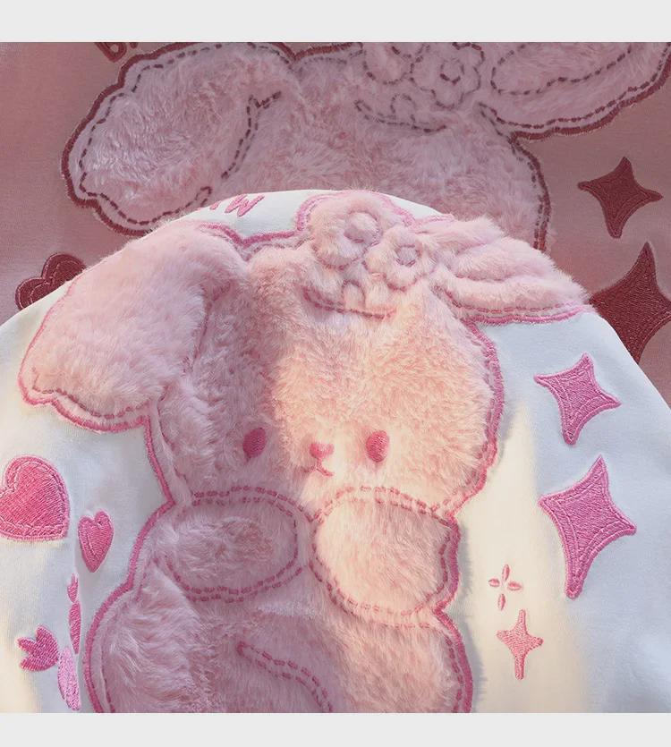 Женская футболка с коротким рукавом и вышивкой «Розовый медведь»: Милый, милый, плюшевый дизайн для весны и лета.