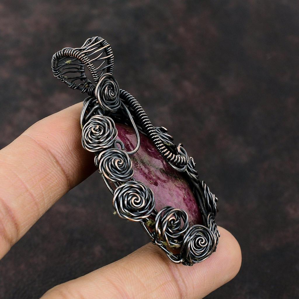 Родонитовый кулон, обернутый медной проволокой, кулон из натурального драгоценного камня, изящное медное украшение, кулон ручной работы, подарок для него, обернутый проволокой, ювелирные изделия