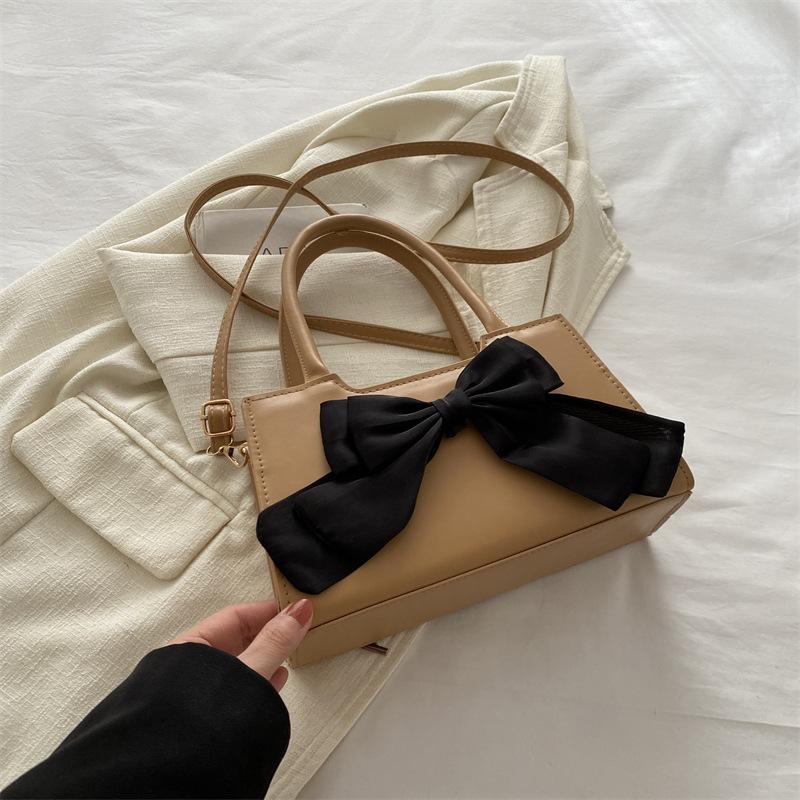 Женская простая темпераментная сумочка 2025 весна новая универсальная ins на одно плечо кроссбоди с бантом маленькая квадратная сумка женская