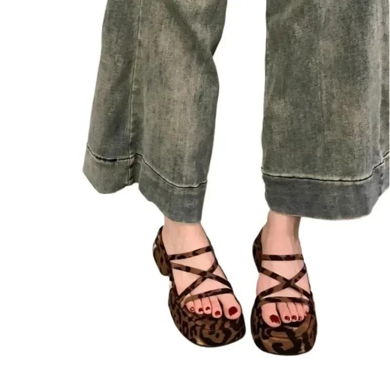 Модные женские тапочки на среднем каблуке с леопардовым узором 2024 года, летние модные женские тапочки для отдыха на открытом воздухе, сексуальные, современные, с круглым носком на платформе