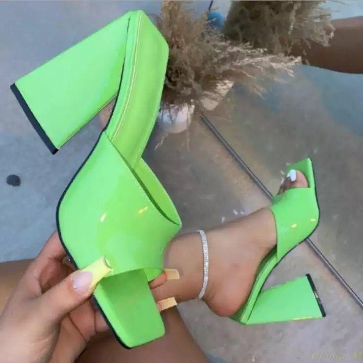 Европейские и американские туфли на толстом каблуке с одним словом и специальной формой каблука из лакированной кожи женские летние новые босоножки на высоком каблуке женские l