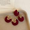 Легкие роскошные ретро нерегулярные красные флокированные серьги-гвоздики женские нишевые индивидуальные модные темпераментные универсальные серьги