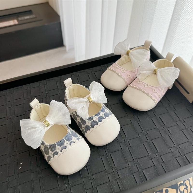 Весенние ходунки Новая модная универсальная обувь для маленькой девочки Комфортная мягкая подошва Нескользящая повседневная обувь Изысканные туфельки принцессы Сладкая детская обувь