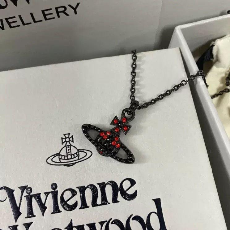 Ожерелье «Сатурн» с бриллиантами и деталями-заклепками, с плоской цепочкой-рельефом для ключицы