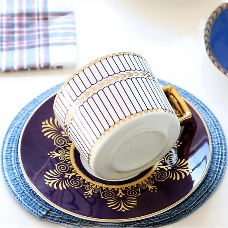Кофейные чашки и блюдца из тонкого костяного фарфора, 270 мл, красиво глазурованные, с золотой отделкой, чайная чашка с ручкой, керамические кофейные чашки с золотой ложкой