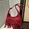 Искусственная замша Суперпопулярная нишевая замшевая сумка через плечо для женщин Новый дизайн с кисточками Однотонная сумка кроссбоди KTY