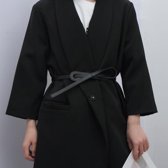 Ремень из искусственной кожи с завязанным узором. Простой универсальный пояс из искусственной кожи. Модный аксессуар.